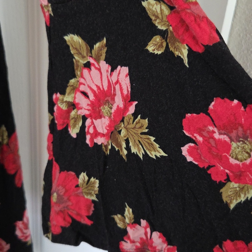 Forever 21 Black Dress with Red Floral Design Size 3X - Picture 2 of 6